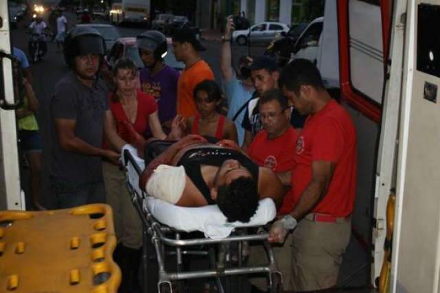  Briga termina com garrafada em v&iacute;tima no centro de F&aacute;tima do Sul