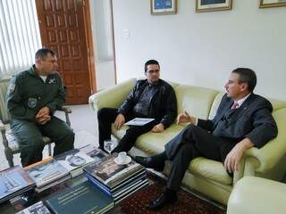 Comandante da Aeronáutica discute com promotor de Bonito e deputado estadual atuação da Força Aérea na região de Bonito. (Foto: Divulgação)