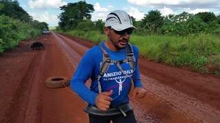 Anízio treina com pesos para enfrentar 55 km da Ultramaratona de Assunção. (Foto: Arquivo Pessoal) 