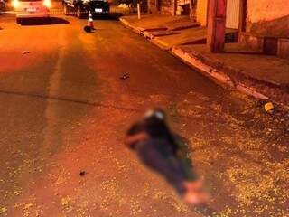 Homem usava capacete e corpo foi encontrado no meio da rua (Foto: TáNaMídiaNaviraí)