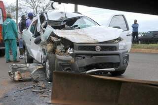 Frente do veículo Fiat Strada parcialmente destruída. (Foto: Alcides Neto)