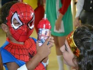 Quando esteve internada na Santa Casa, a criança recebeu até visitas de super-heróis.
