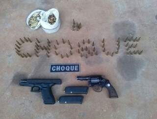 O suspeito, armas e munições foram levados para a Polícia Federal. (Foto: divulgação).