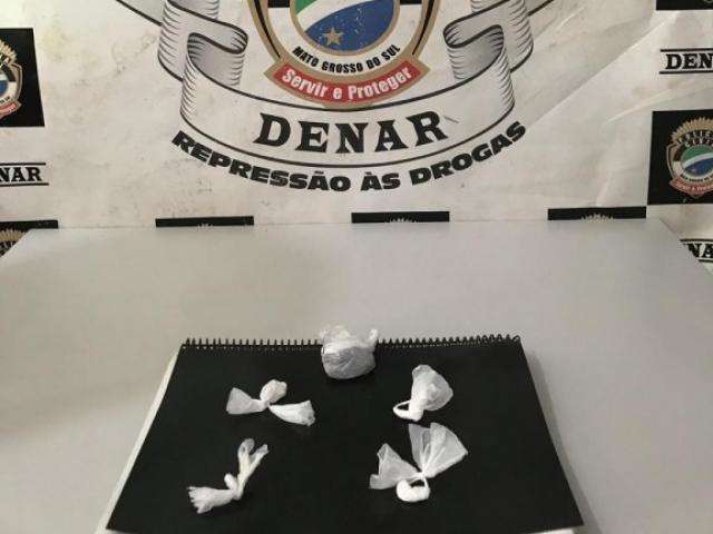 Ap&oacute;s den&uacute;ncia, mulher &eacute; presa em &quot;boca de fumo&quot; com maconha e coca&iacute;na 