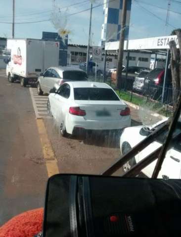 Leitores flagram ve&iacute;culos estacionados em lugares proibidos 