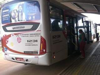 Ônibus parado em terminal de transbordo de Campo Grande; preço da passagem está em discussão (Foto: Richelieu de Carlo)