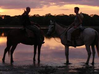 Turistas na Barra Mansa: pausa na cavalgada para apreciar o pôr-do-sol na Vazante do Castelo. (Foto: Reprodução)