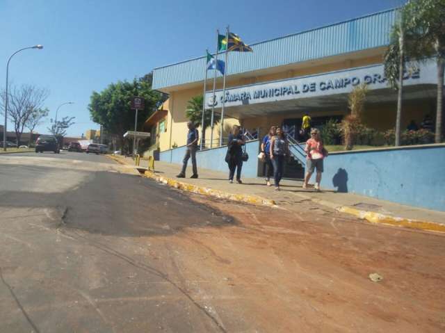 Opera&ccedil;&atilde;o tapa buraco em avenida na frente da C&acirc;mara causa pol&ecirc;mica