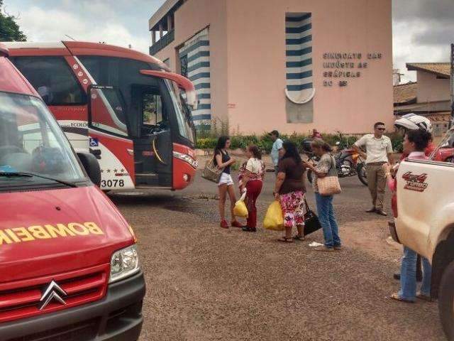 Motorista de Hilux invade preferencial, bate em &ocirc;nibus e culpa placa escondida
