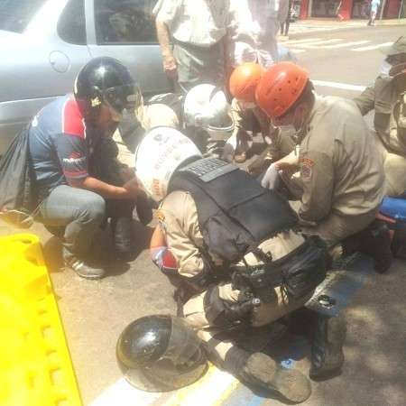 Motociclista se fere depois de ser atingida por veículo no centro da Capital