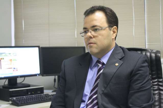 Bernal cita parentescos de promotor e o aconselha a sair de caso