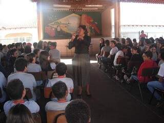 Vice-presidente da comissão fala para alunos durante outra etapa de palestras. (Foto:Divulgação)