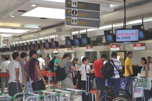 Com d&oacute;lar a R$ 4,30, orienta&ccedil;&atilde;o &eacute; comprar aos poucos e garantir viagem