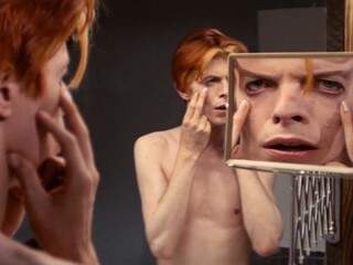David Bowie em cena de O Homem que Caiu na Terra.
