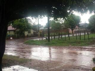 Em Deodápolis chuva ontem e frio hoje. (Foto: Direto das Ruas)