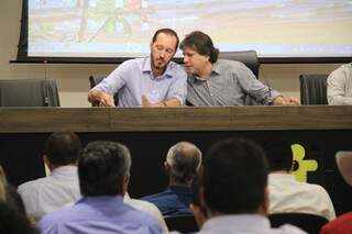Jeferson Luiz Tomazoni (MDB) e Pedro Arlei Caravina (PSDB), respectivamente secretário-geral e presidente da Assomasul, conversam durante uma reunião da entidade (Foto: Marcos Ermínio/Arquivo)