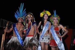 Os guaranis Amirele e Diogo (com faixa de miss e mister indígena 2015) ao lado dos vencedores do ano passado (Foto: A. Frota/Divulgação)