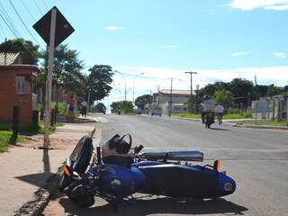 Motocicleta ficou caída na pista. (Foto: Fabiano Arruda)