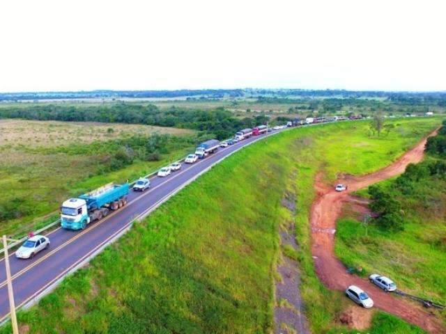 Traficante capota carro com 1 tonelada de maconha e foge a nado pelo rio