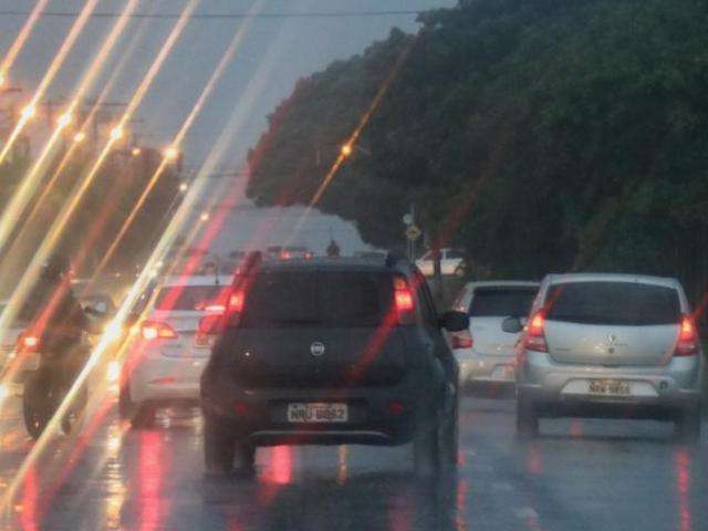 Chuva deixa sem&aacute;foro da Tamandar&eacute; intermitente, mas n&atilde;o atrapalha tr&acirc;nsito