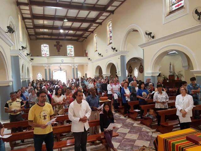 Fi&eacute;is se re&uacute;nem em missa e protestam contra reformas do governo Temer