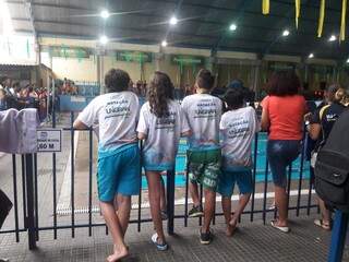 Crianças acompanham campeonato estadual de natação no rádio clube (Izabela Sanchez)