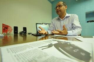 Diretor da Cred-Fácil Representações, Vanderley Silva, explica que a burocracia cai pela metade. (Foto: Alcides Neto)