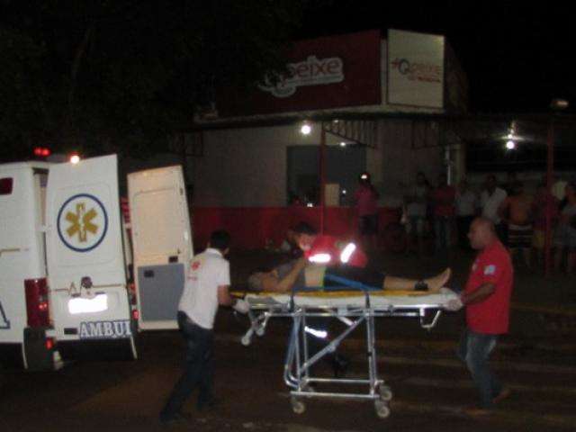 Homem morre a caminho do hospital ap&oacute;s ser alvo de 7 tiros na frente de casa
