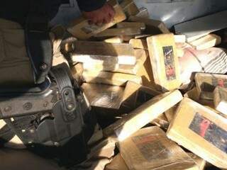 Tabletes de cocaína estavam em fundo falso na cabine do caminhão (Foto: Adilson Domingos)