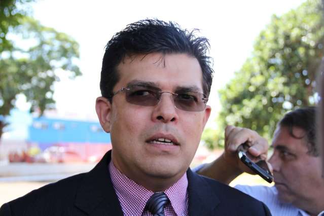 Olarte vai &agrave; Justi&ccedil;a para receber sal&aacute;rio retroativo a 25 de agosto