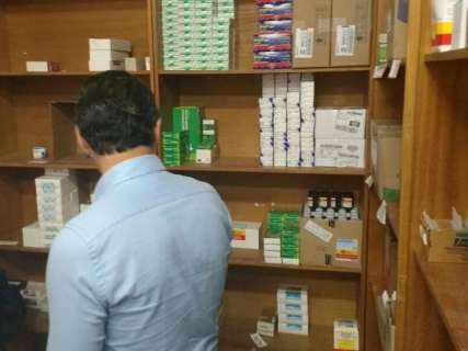 Contas em atraso dificultam compra emergencial de 320 tipos de remédios 