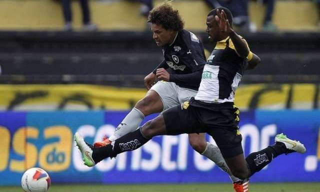 Botafogo perde para o Crici&uacute;ma e adia confirma&ccedil;&atilde;o da volta &agrave; s&eacute;rie A