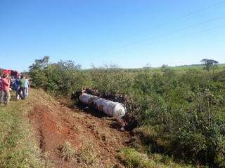 O caminhão tombado às margens da MS-276. (Foto: Divulgação)