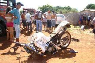 A moto pilotada pelo adolescente ficou destruída. (Foto: Douradados Informa)