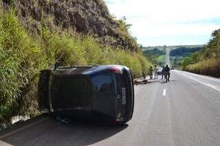 Carro tombou na pista. (Foto: Simão Nogueira)