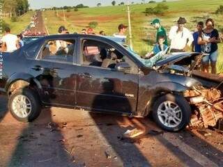 Veículo bateu no pneu dianteiro do caminhão e depois no guard-rail da rodovia. (Foto: Divulgação)