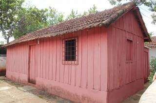 A casinha vermelha é a única que ainda é alugada, por apenas R$ 150,00. (Foto: Marcos Ermínio)