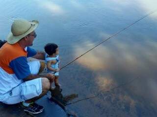 O amor pela pescaria começa cedo. Eliézer ensinando a neta Melissa pescar (Foto: Arquivo pessoal)