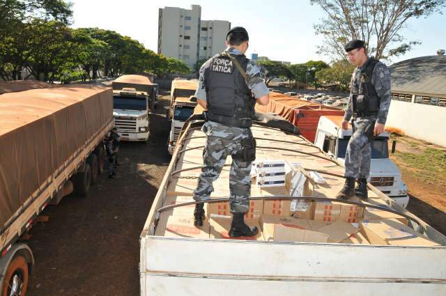  Pol&iacute;cia apreende 7 carretas abarrotadas de cigarros contrabandeados 