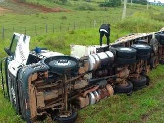 Motorista perde controle da direção e tomba carreta com 38 toneladas de adubo Motorista perde controle da direção e tomba carreta com 38 toneladas de adubo
