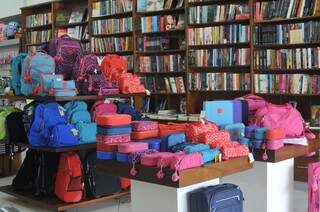 Uma das marcas mais requisitadas na livraria é a Kipling, de mochilas, bolsas e estojos.