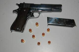 Pistola, carregador e munições que estava com traficantes. (Foto: Minamar Júnior)