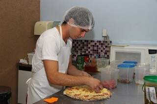 Amigos criam pizzaria em praia imaginária, onde cliente inventa a própria pizza