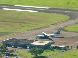Aeroporto de Dourados virou alvo de investigação por mato em volta da pista e criadouros de mosquito (Foto: Divulgação)