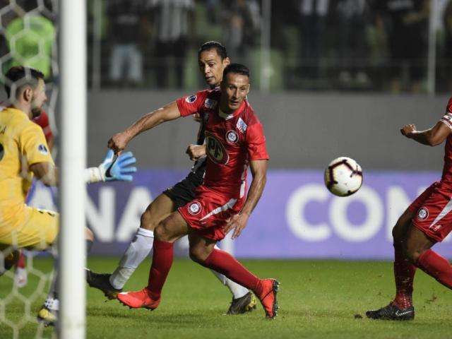 Goleiro Victor brilha e garante vit&oacute;ria do Atl&eacute;tico-MG sobre o Uni&oacute;n La Calera