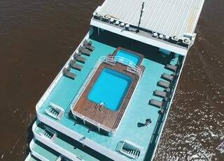 A parte superior do navio é um espaço de relaxamento com duas piscinas, uma de adulto e outra para crianças (Foto: Assessoria/Divulgação)