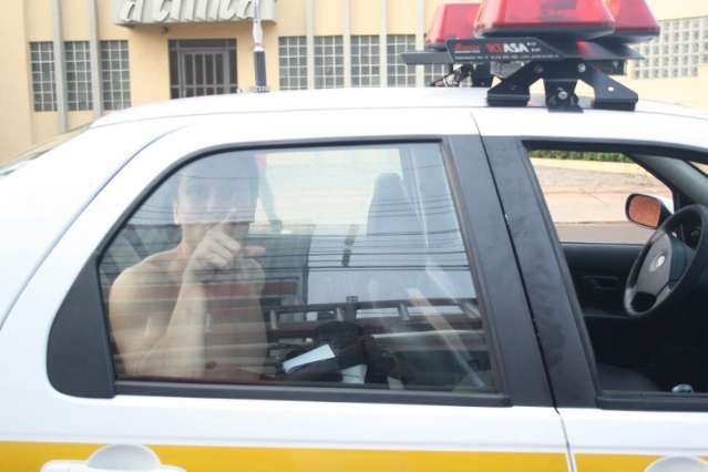 Motorista b&ecirc;bado perde controle de caminhonete e colide em poste