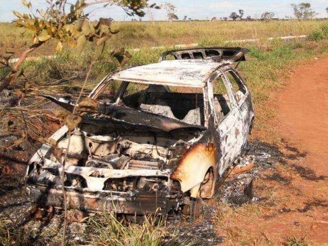 Carro furtado &eacute; encontrado sem as rodas e incendiado na BR-262 