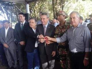 Titular da Sejusp, Antonio Carlos Videira, e governador Reinaldo Azambuja durante evento na sede da PMA (Foto: Leonardo Rocha)