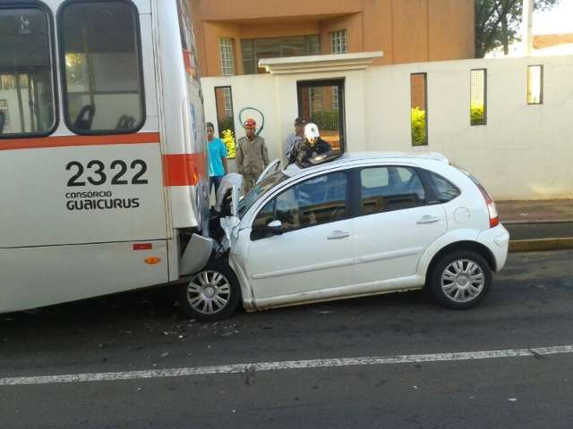 Jovem fica ferido ap&oacute;s carro bater em traseira de &ocirc;nibus lotado